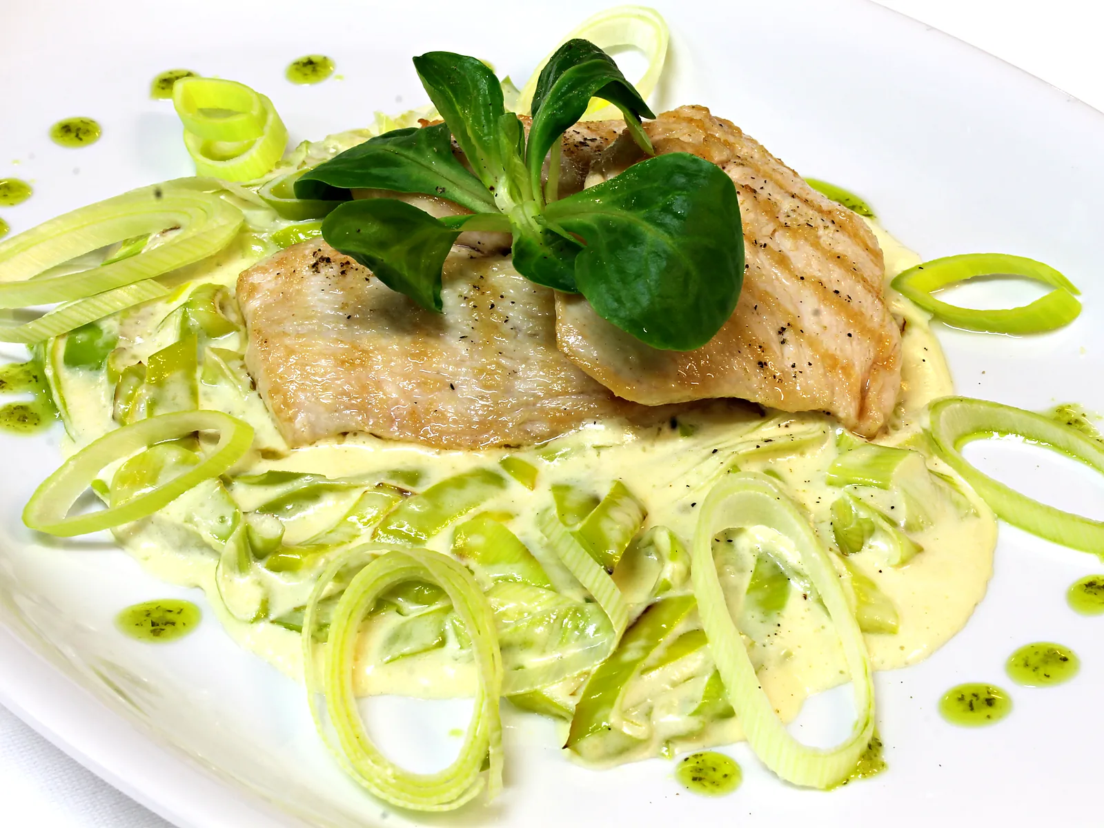 Chicken medallions with leek sauce