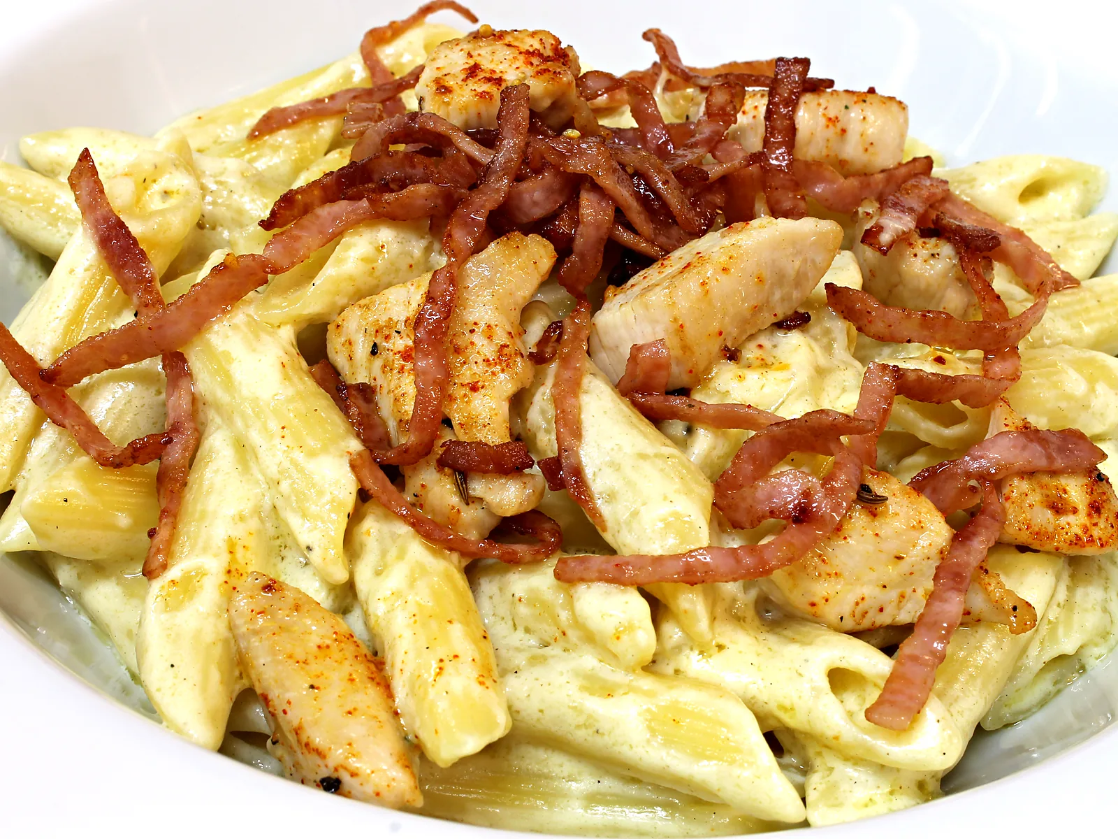 Penne with ham and chicken